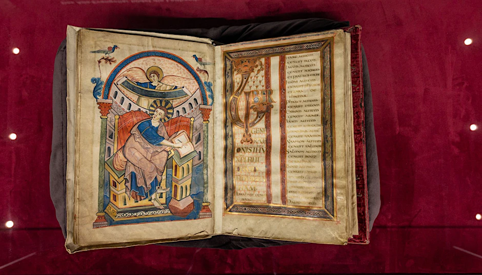 ARCHIV - Das Ada-Evangeliar aus der  Schatzkammer der Stadtbibliothek Trier. Die kostbaren Bilderhandschriften sind rund 1200 Jahre alt.  