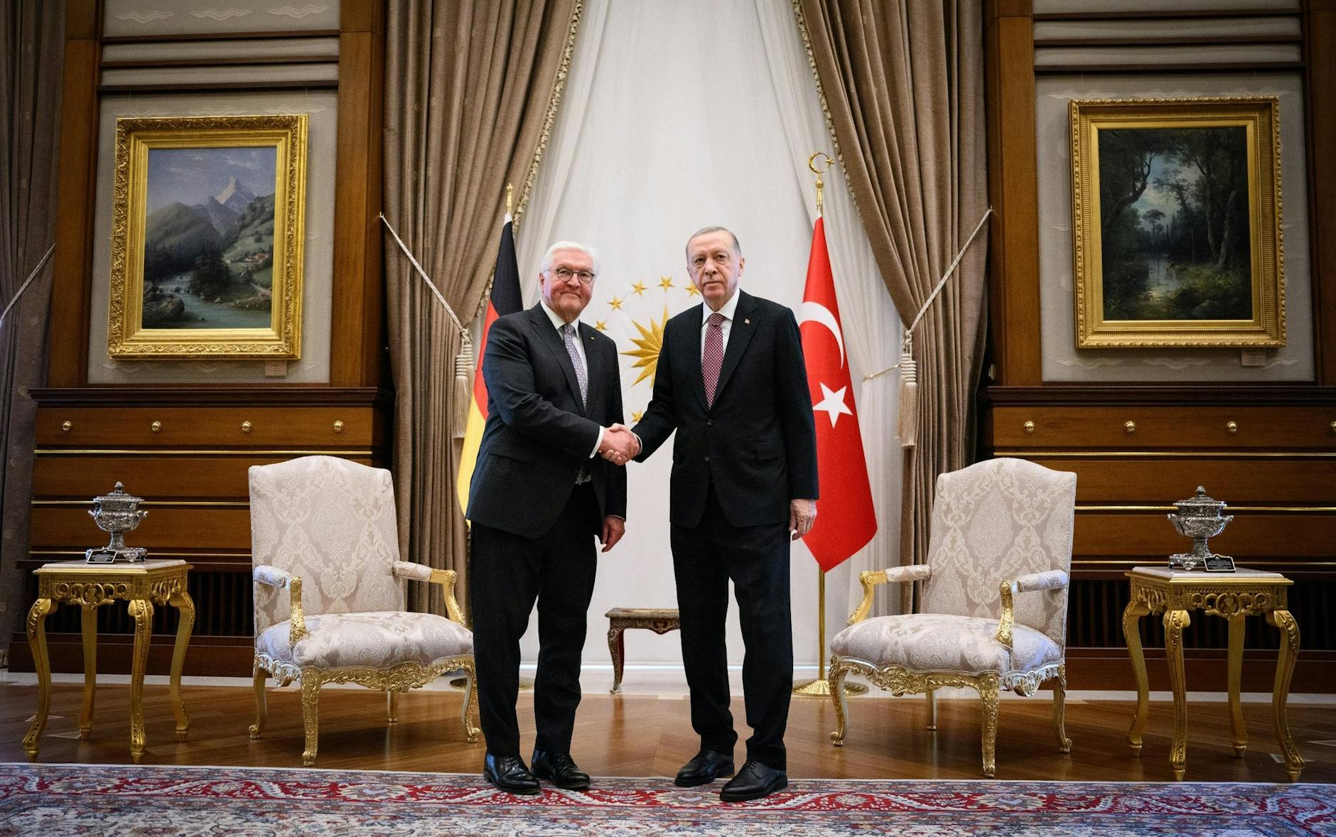 dpatopbilder - Bundespräsident Frank-Walter Steinmeier und Recep Tayyip Erdogan, Präsident der Türkei, treffen sich im Präsidialpalast in Ankara. Zum 100. Jubiläum der Aufnahme diplomatischer Beziehungen zwischen Deutschland und der Türkei stattet Bundespräsident Steinmeier der Türkei einen dreitägigen Besuch ab.