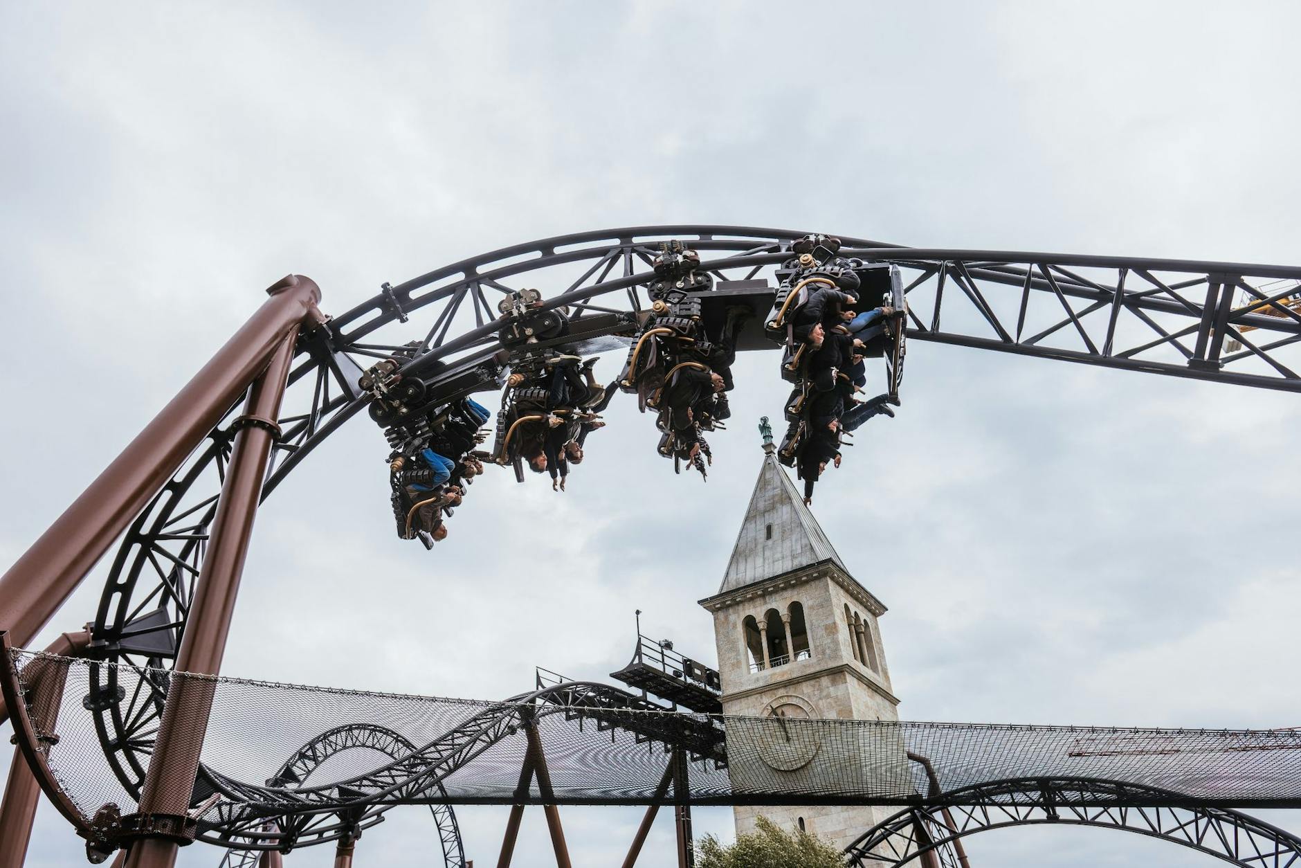 Adrenalinkick über Kopf: Fahrgäste drehen sich in der neuen Achterbahn «Voltron Nevera» im Europapark in Rust. Nach Angaben des Betreibers kann diese circa 1600 Personen pro Stunde befördern.