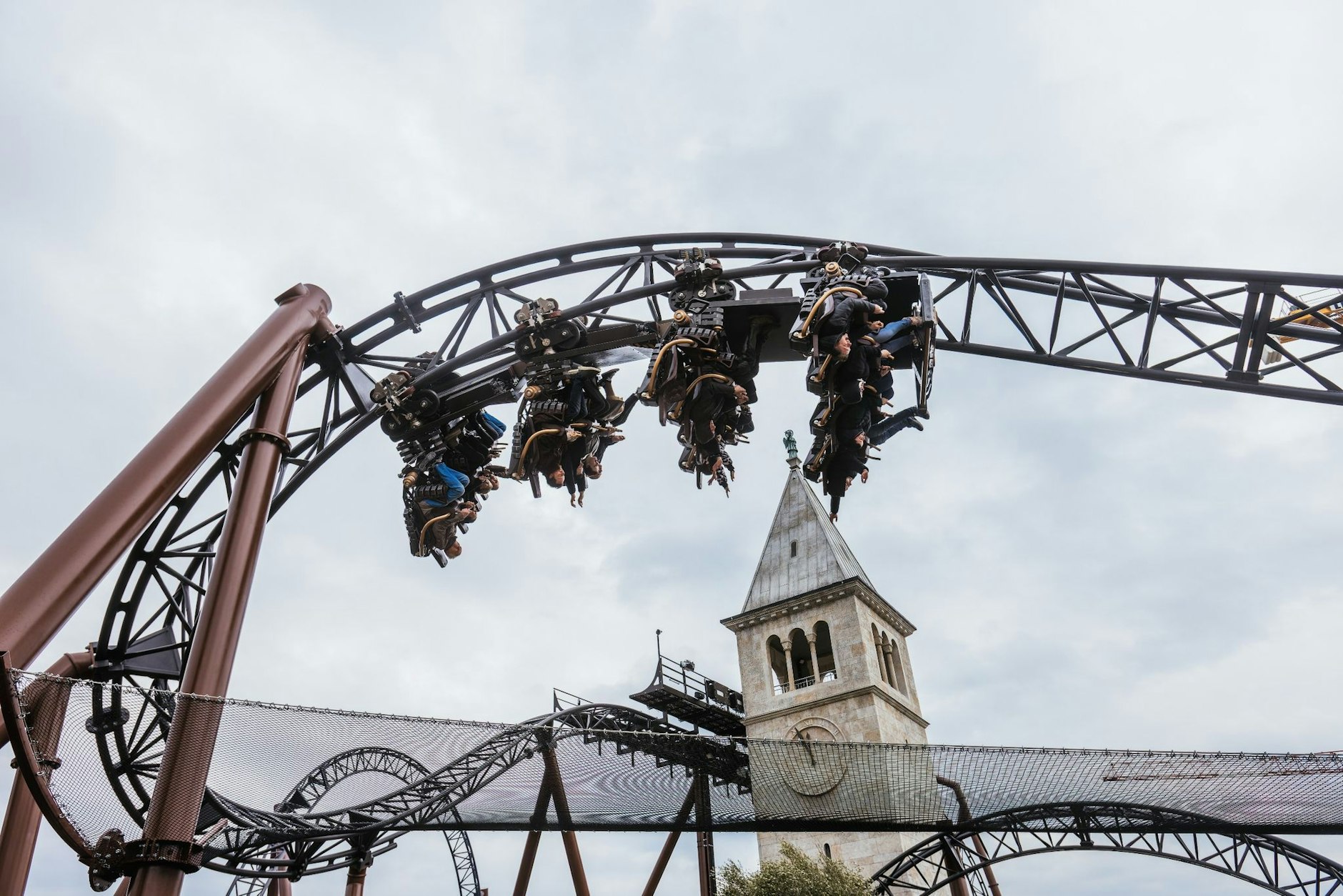 Adrenalinkick über Kopf: Fahrgäste drehen sich in der neuen Achterbahn «Voltron Nevera» im Europapark in Rust. Nach Angaben des Betreibers kann diese circa 1600 Personen pro Stunde befördern.  