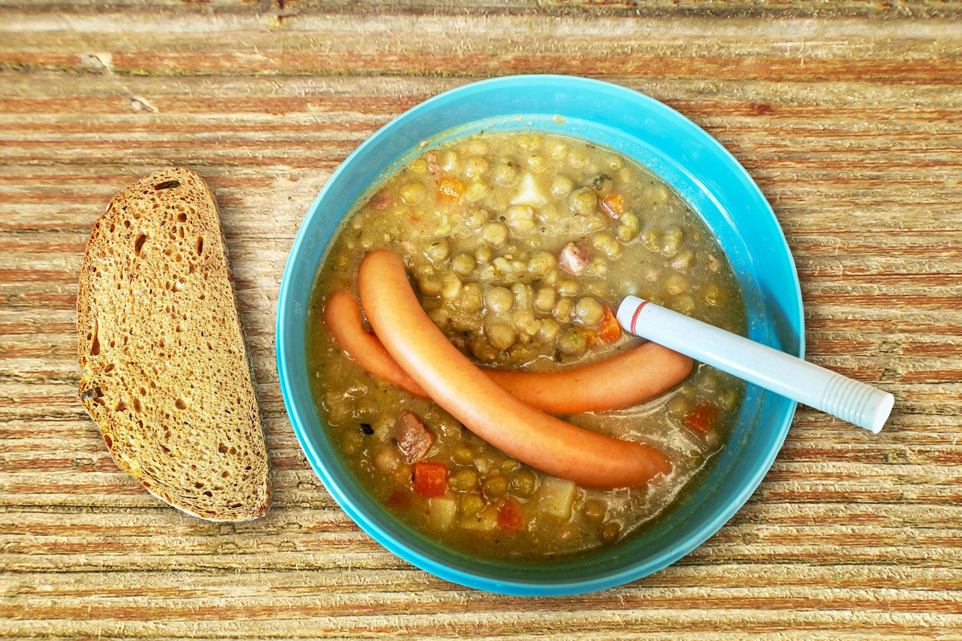 Leckere Erbsensuppe mit Bockwurst – mit unserem Rezept schmeckt sie wie aus der NVA-Gulaschkanone.
