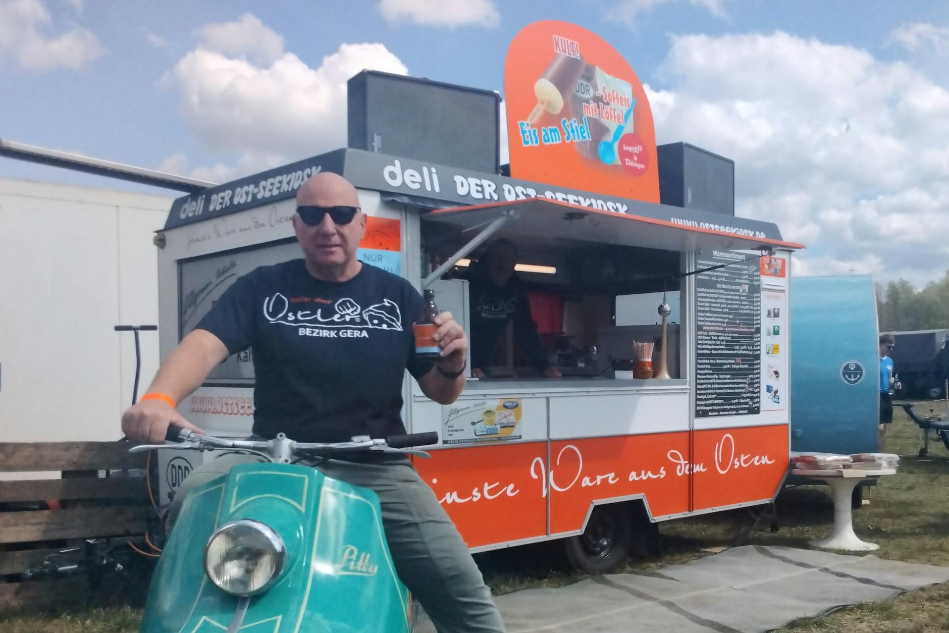 Candy Dassler sitzt auf seinem „Pitty“ und gönnt sich ein Ostler-Bier. Am Sonnabend will der Unternehmer auf dem Ost-Fahrzeugtreffen in Finowfurt 1000 Freibier verschenken.