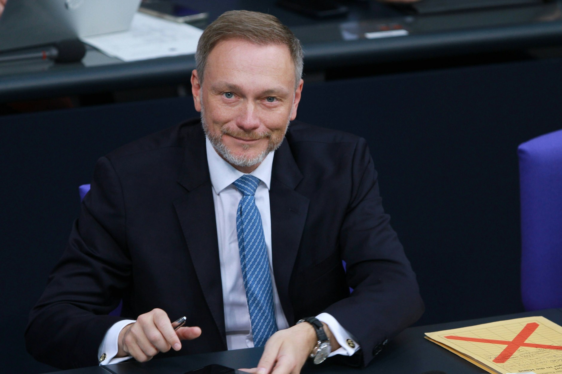 Bundesfinanzminister Christian Lindner (FDP) sitzt auf der Regierungsbank im Bundestag.