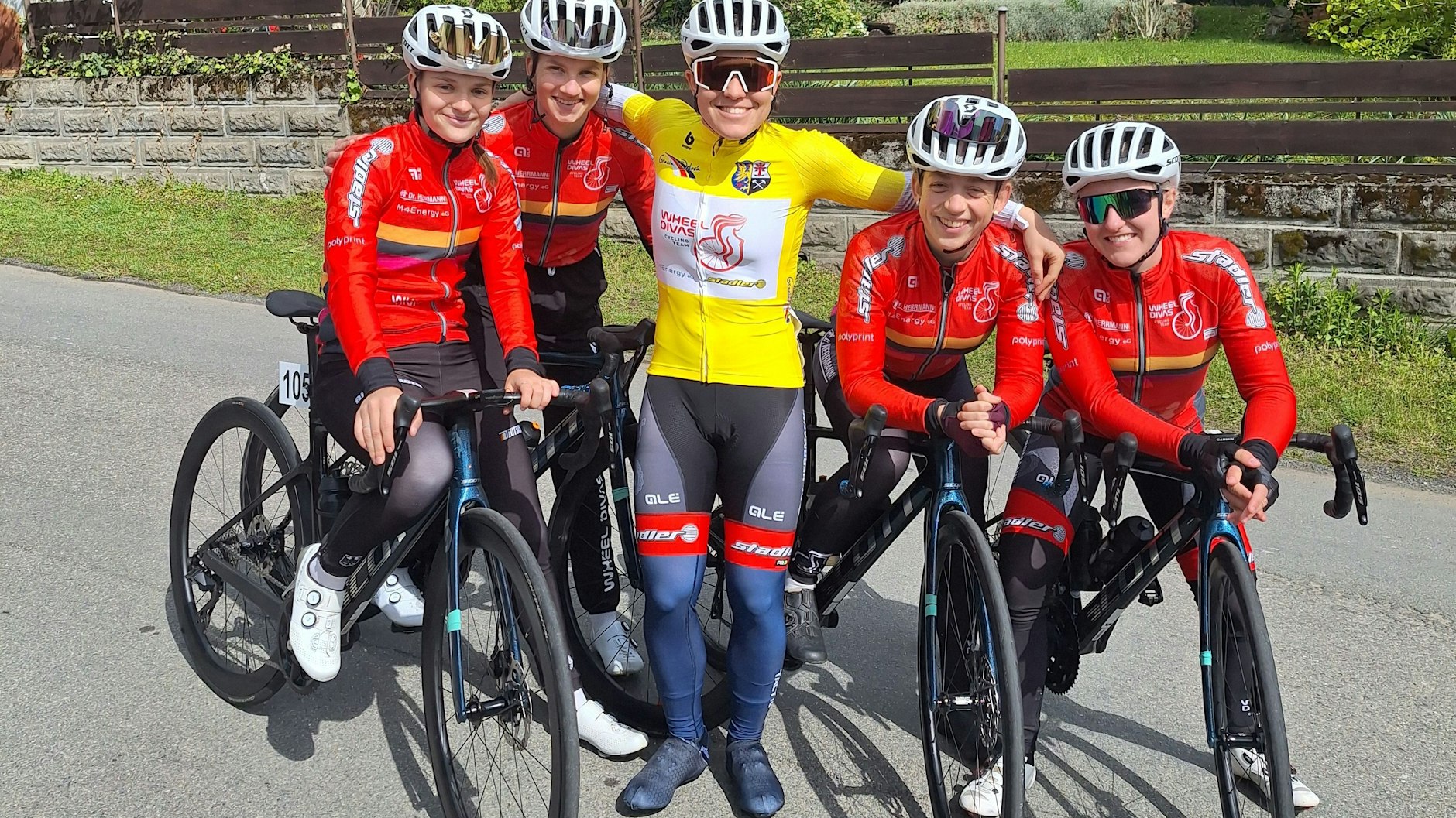 Lara Röhricht, Paula Thieme, Corinna Lechner, Fenja Gerpott und Inka Tulowitzki stahlen dank des Gelben Trikots.