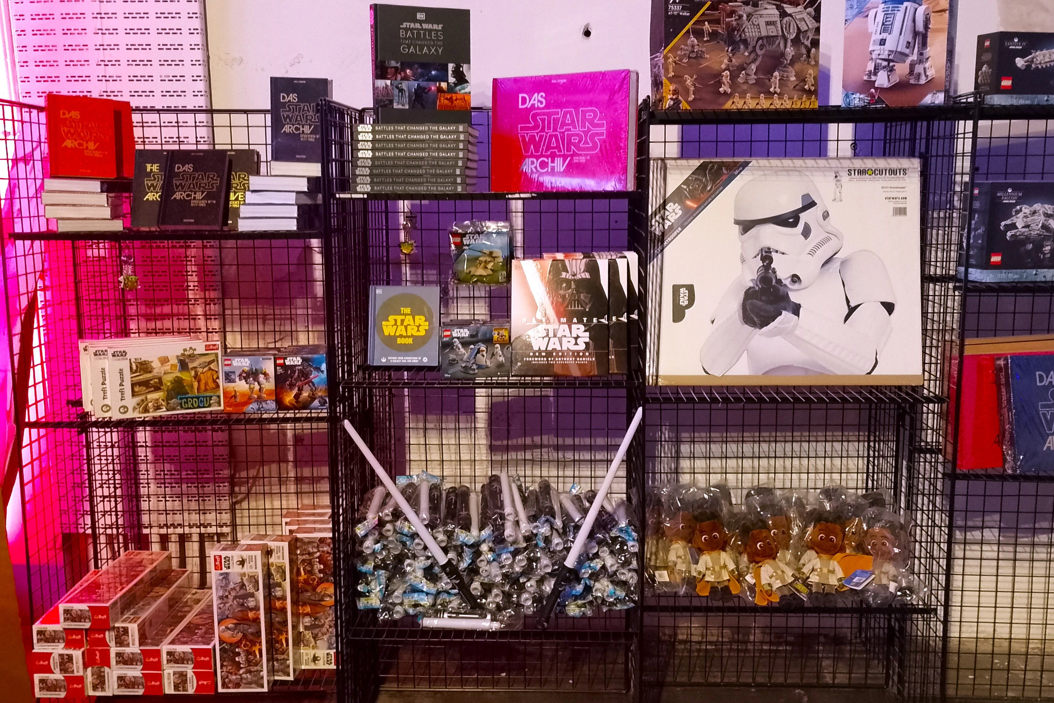 Der Ausstellungshop mit Laserschwertern, Pappaufstellern, Chroniken u.v.m. ... 