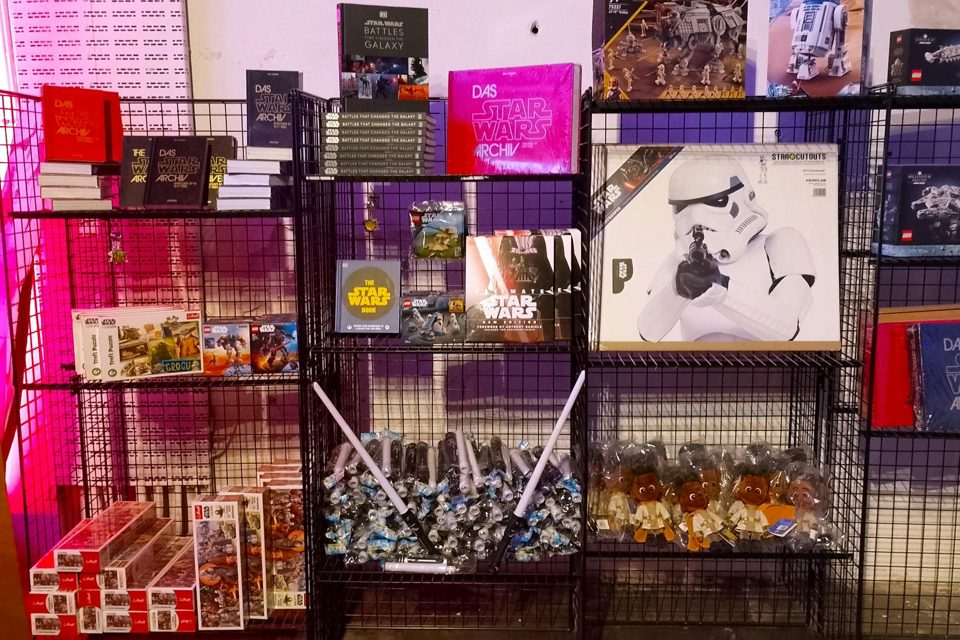 Der Ausstellungshop mit Laserschwertern, Pappaufstellern, Chroniken u.v.m. ...