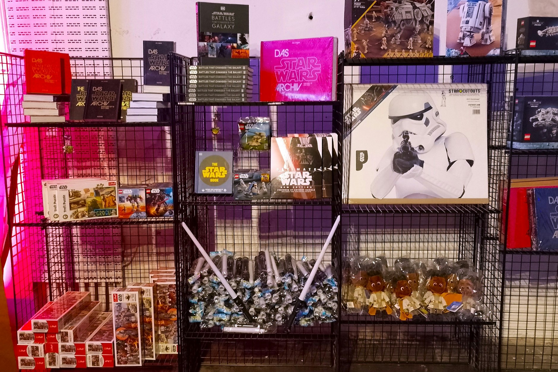 Der Ausstellungshop mit Laserschwertern, Pappaufstellern, Chroniken u.v.m. ... 