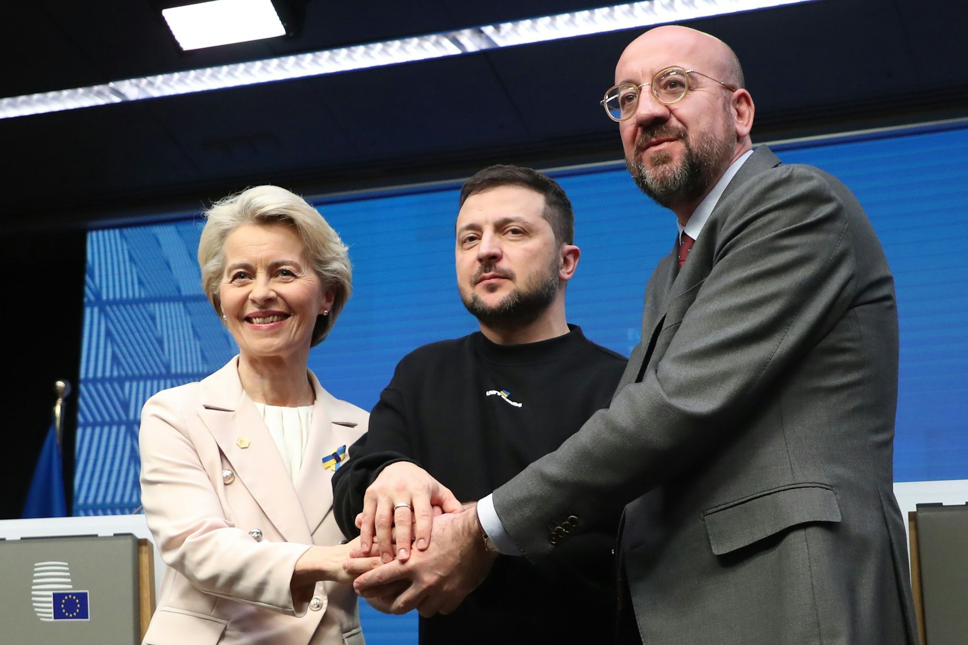 Ursula von der Leyen (l-r), Präsidentin der Europäischen Kommission, Wolodymyr Selenskyj, Präsident der Ukraine, und Charles Michel, Präsident des Europäischen Rates, legen während einer Pressekonferenz.