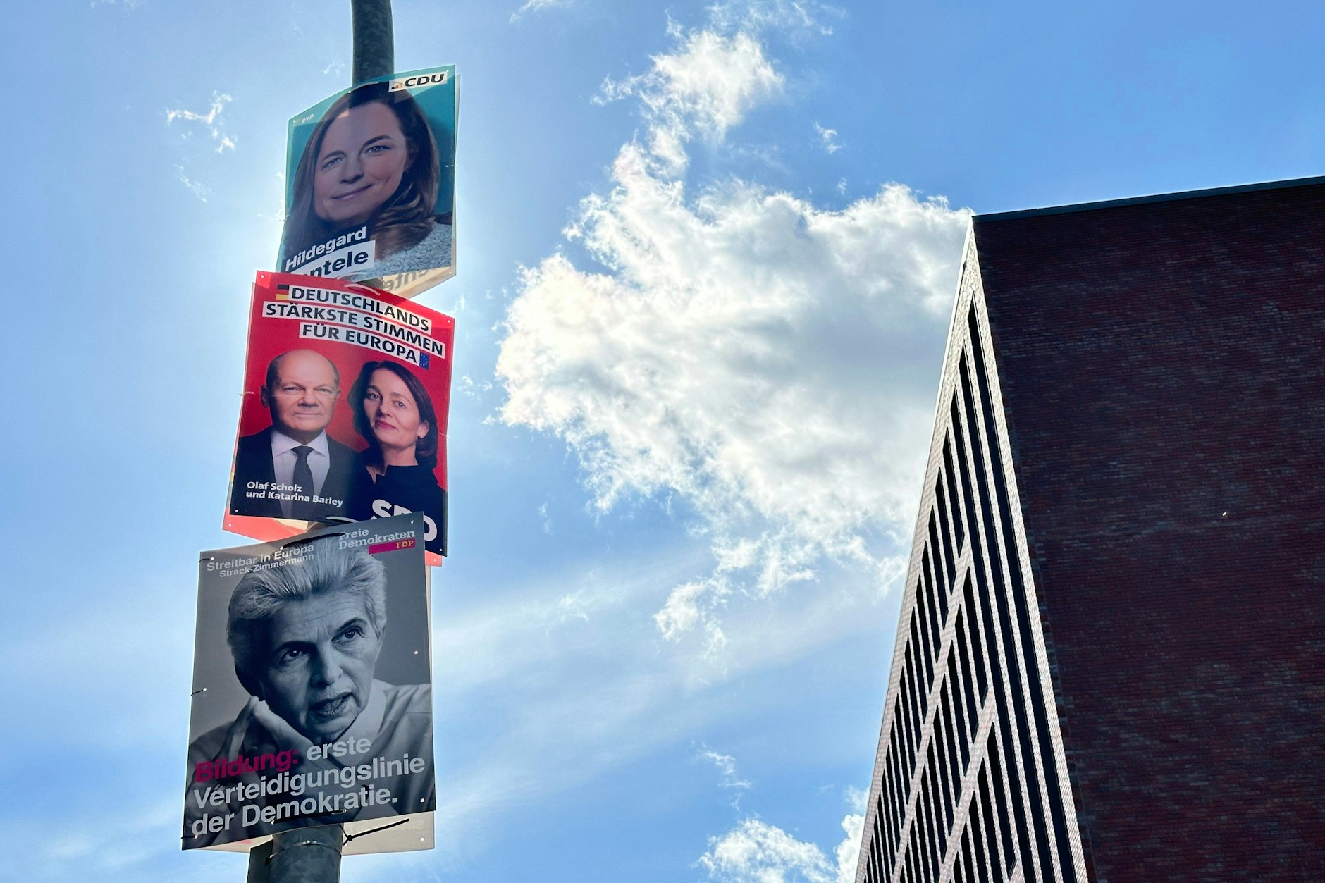 Ganz und gar nicht optimal –&nbsp;die Gesichter am Laternenpfahl.