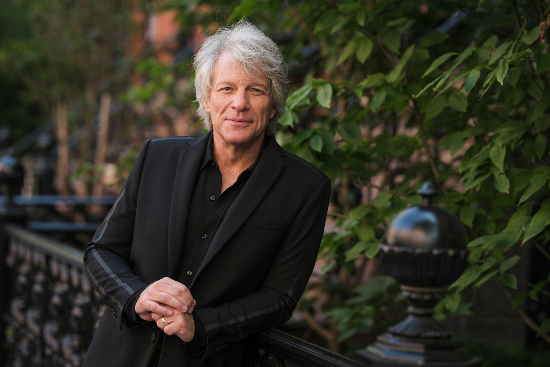 Jon Bon Jovi kann man zwar gerade nicht auf der Bühne, aber dafür in einer Doku auf Apple+ bewundern.