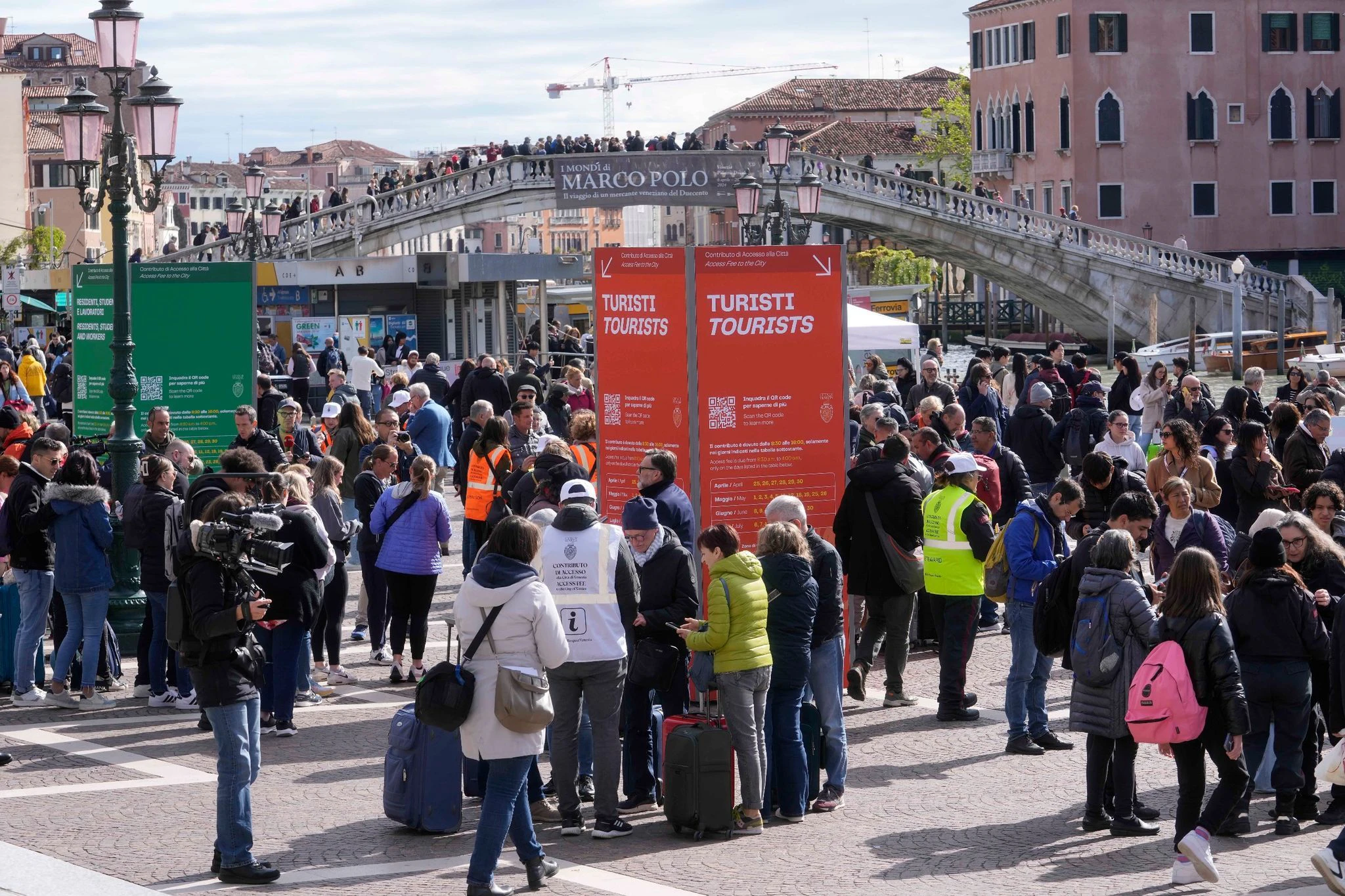 dpatopbilder - Vor dem Hauptbahnhof überprüfen Kontrolleure den QR-Code der Touristen, mit dem die Zahlung nachgewiesen wird.  