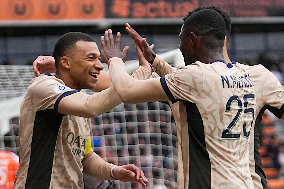 ARCHIV - Steuerte zwei Tore zum 4:1 in Lorient bei: PSG-Stürmer Kylian Mbappé (l).  
