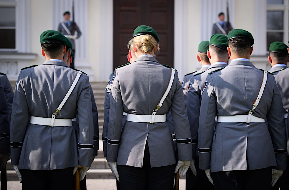 ARCHIV - Soldaten der Ehrenformation der Bundeswehr vorm Schloss Bellevue. Künftig findet in Deutschland jeweils am 15. Juni der Nationale Veteranentag statt.  