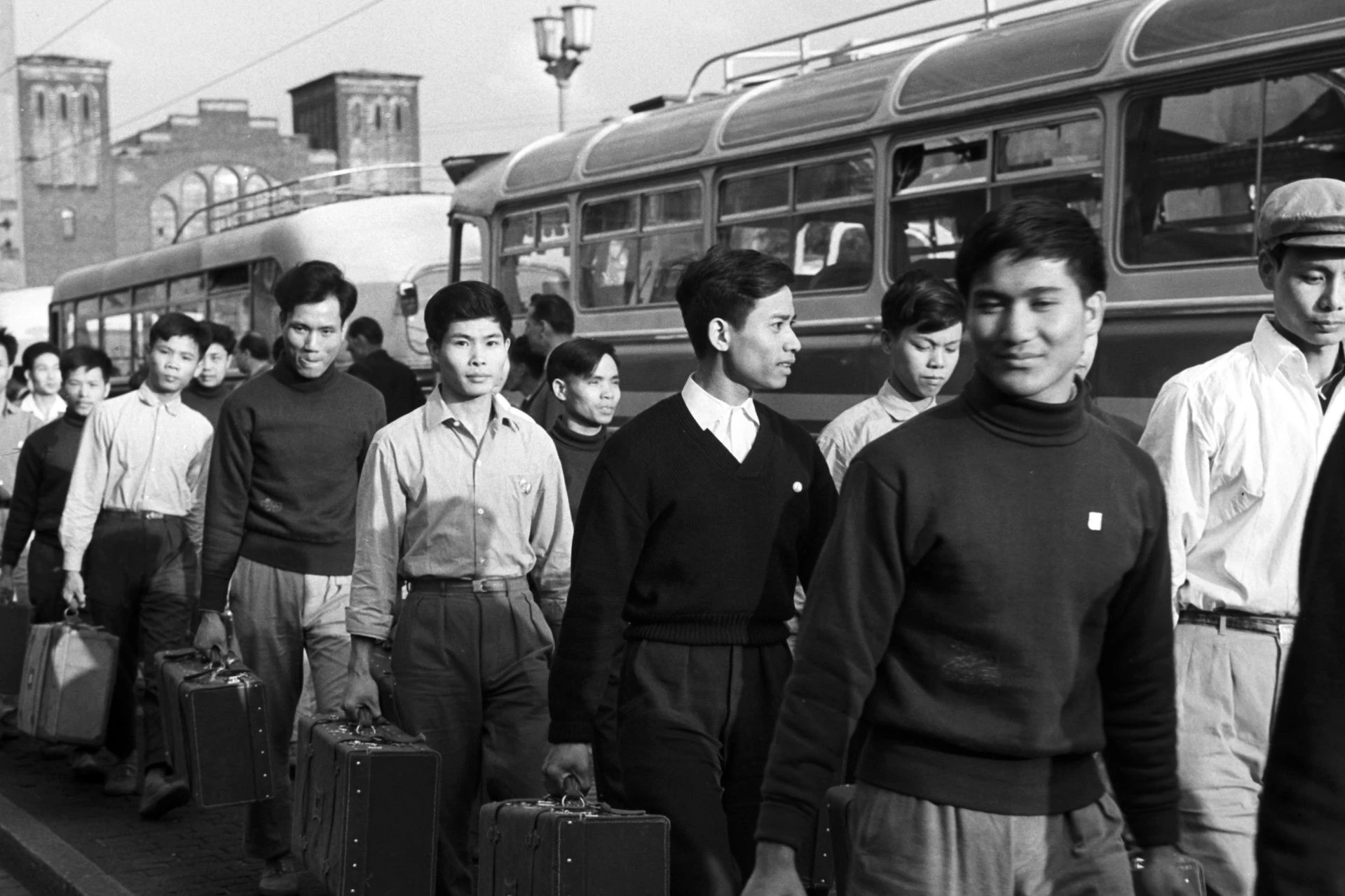 Vertragsarbeiter aus Vietnam treffen am Ostbahnhof in Ost-Berlin ein, 1973.