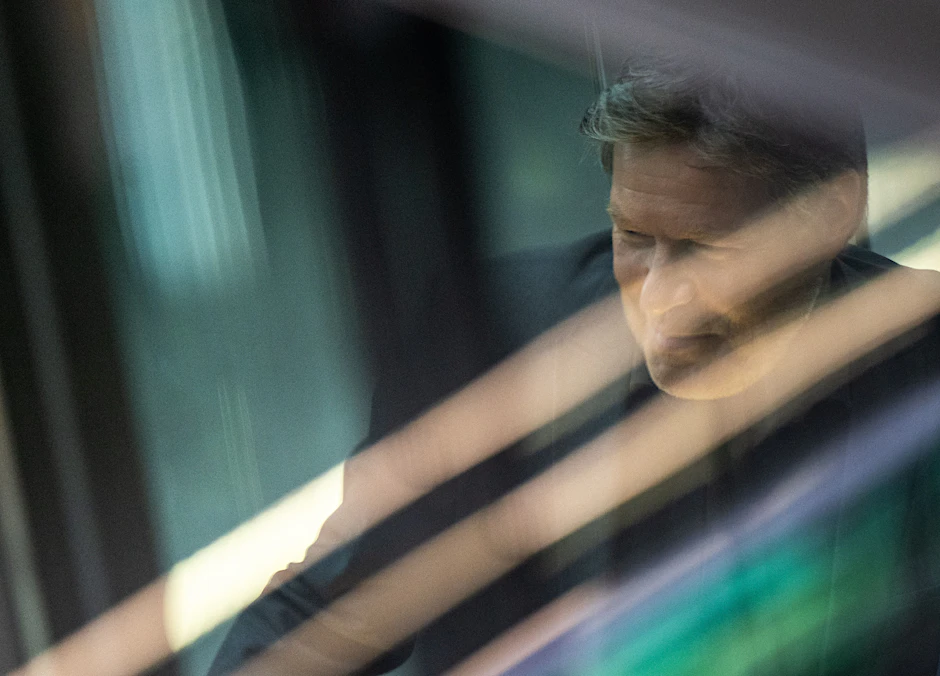 Wirtschaftsminister Robert Habeck (Grüne) betont, die Beratungen zum Atomausstieg seien transparent verlaufen. Ein mögliches Fehlverhalten seiner Spitzenbeamten könnte indes auch für ihn Konsequenzen haben.