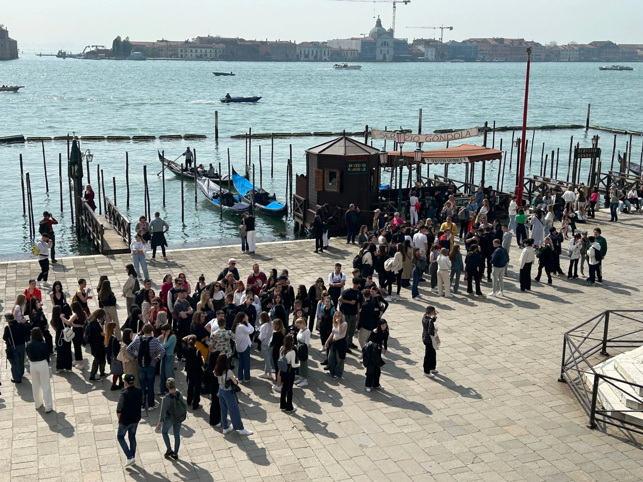 ARCHIV - Eine Gruppe von Touristen vor dem Dogenpalast im Zentrum von Venedig.  