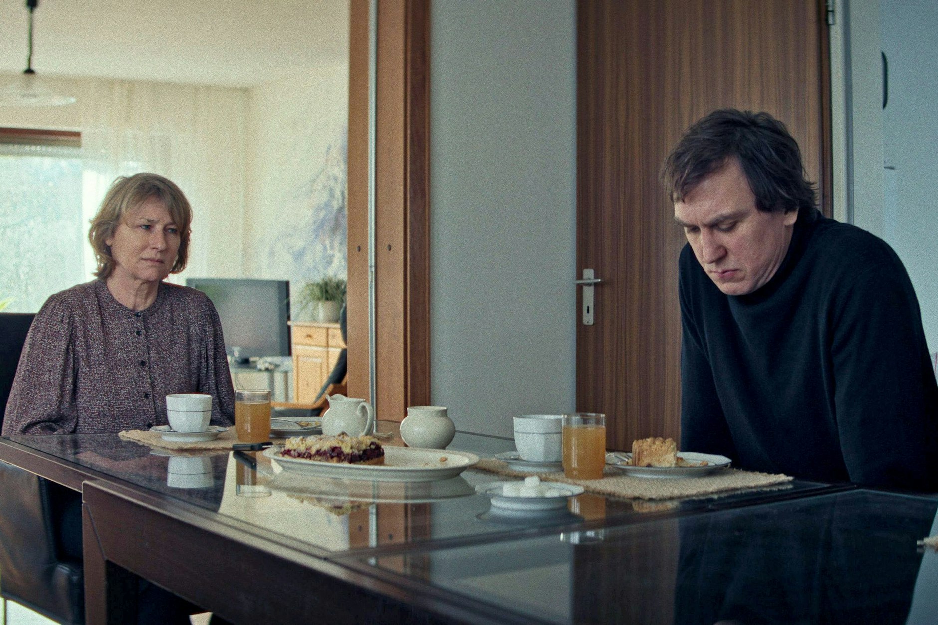 Corinna Harfouch als Lissy Lunies und Lars Eidinger als Tom Lunies in dem Film „Sterben“, der am Donnerstag (25.04.2024) in die Kinos kam.