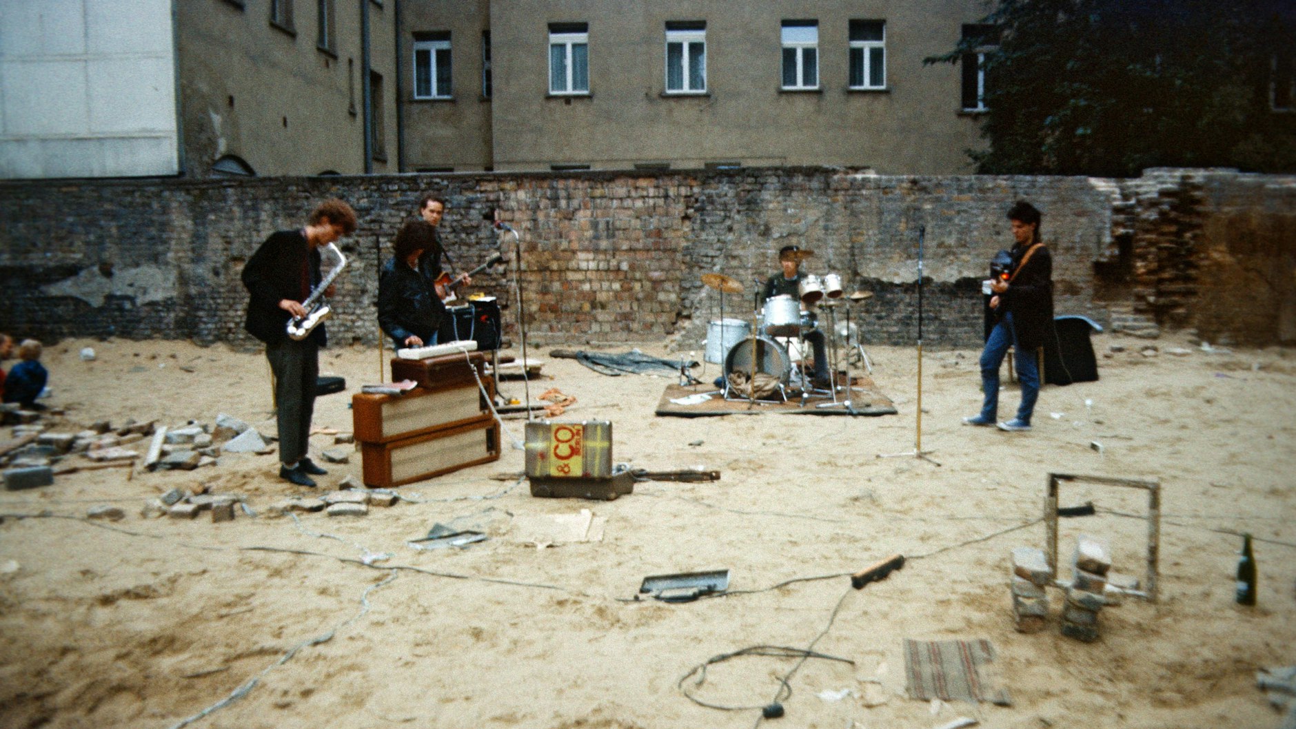 Unangepasstes Leben in der DDR suchte sich seine Nischen – wie hier bei einem Punkkonzert im Ost-Berliner Hirschhof 1985.