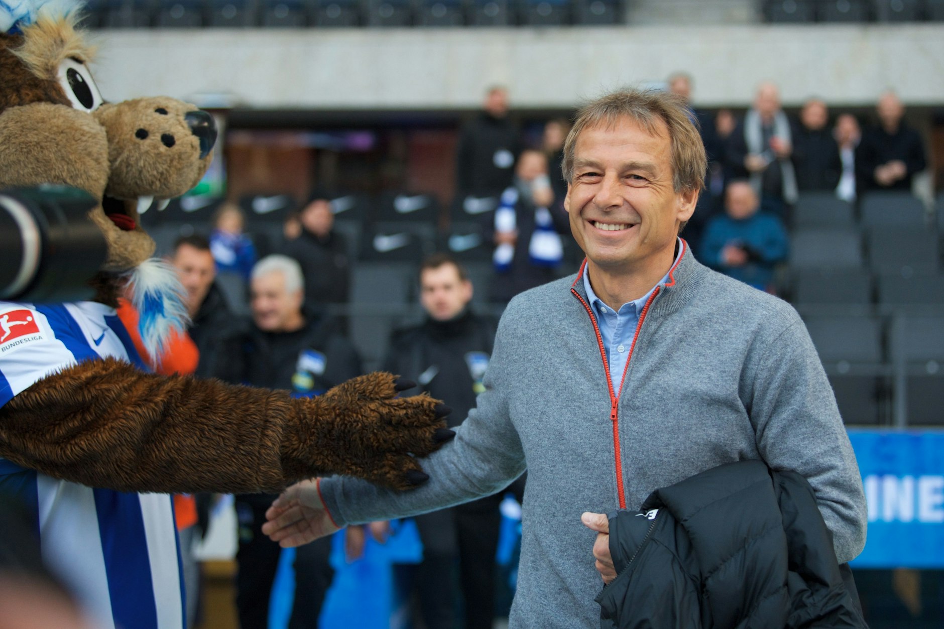 Vier Jahre nach seiner Flucht kann Ex-Cheftrainer Jürgen Klinsmann (59) über seine Zeit bei Hertha BSC nur lachen. 