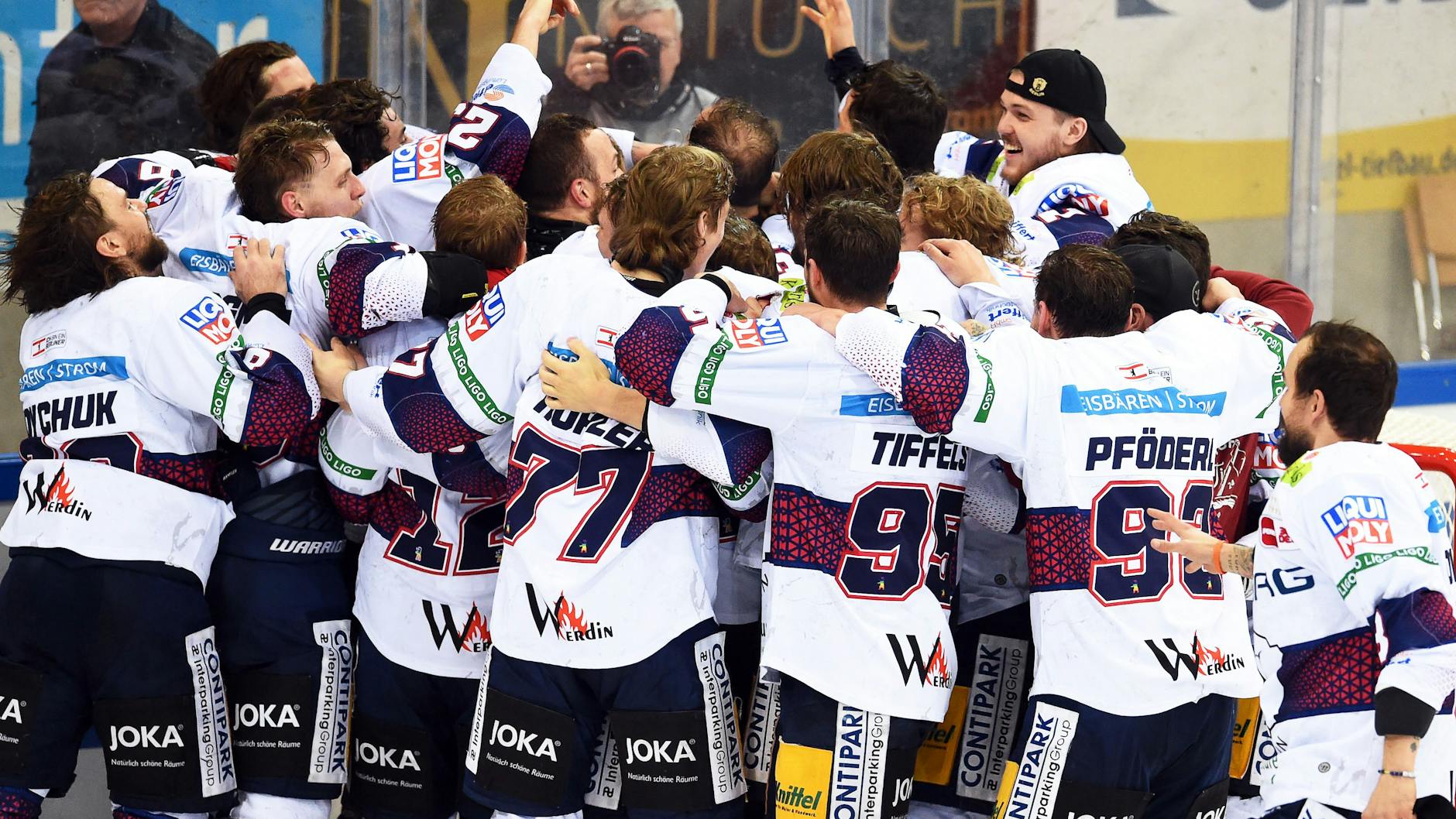 Nach der Schlusssirene verschmelzen die Eisbären in einer einzigen Jubeltraube.