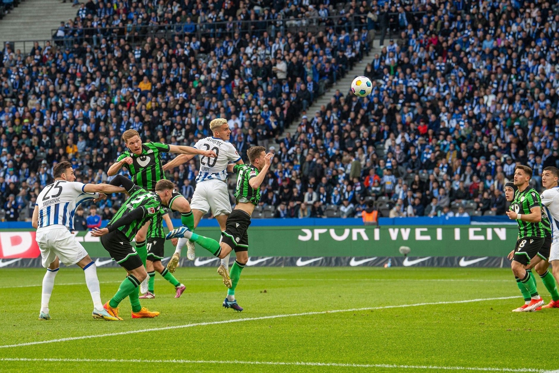 Gekonnt: Verteidiger Marc Kempf (29) bringt Hertha BSC gegen Hannover per Kopfball in Führung.&nbsp;