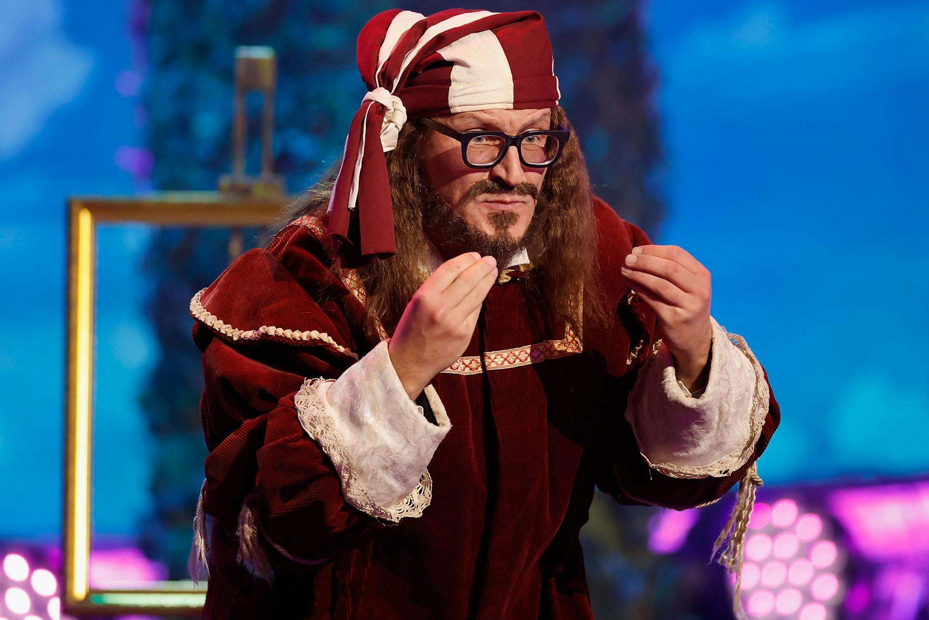 Oliver Tissot als Dürer bei der Fastnacht in Franken, 2023. Auch ohne Verkleidung macht der Kabarettist sein Publikum froh und locker.