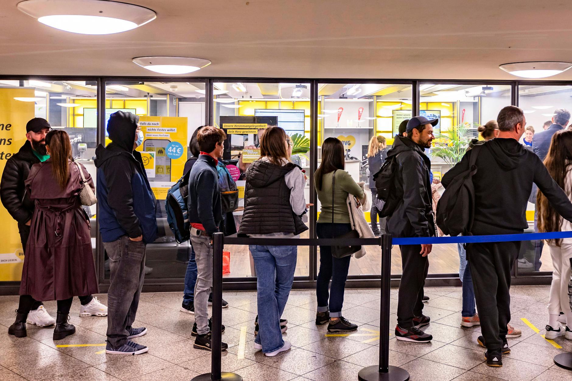 Eine lange Schlange Menschen wartete im Oktober 2022 vor dem Kundenzentrum der BVG am Alexanderplatz. Damals wurde das 29-Euro-Ticket erstmals verkauft.