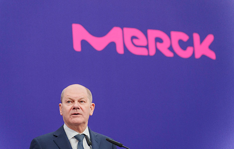 Olaf Scholz (SPD) steht bei der Grundsteinlegung auf der Bühne. Der SPD-Bundeskanzler und die Merck-Führung haben gemeinsam den Grundsteinlegung mit Zeitkapsel gelegt.  