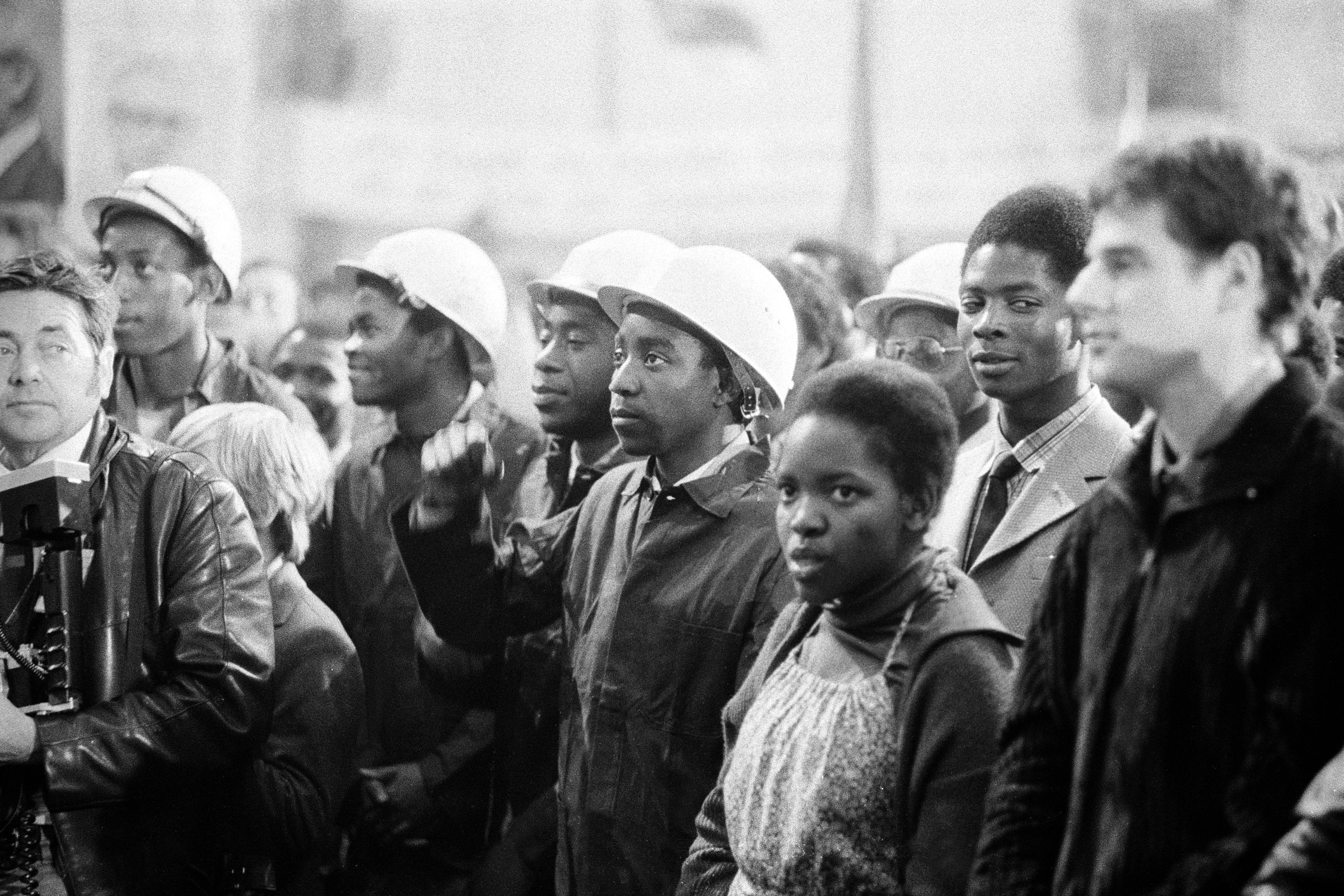 Zuschauer verfolgen eine Rede von Präsident Samora Moises Machel (Mosambik) anlässlich eines Staatsbesuchs in der DDR, 1980.