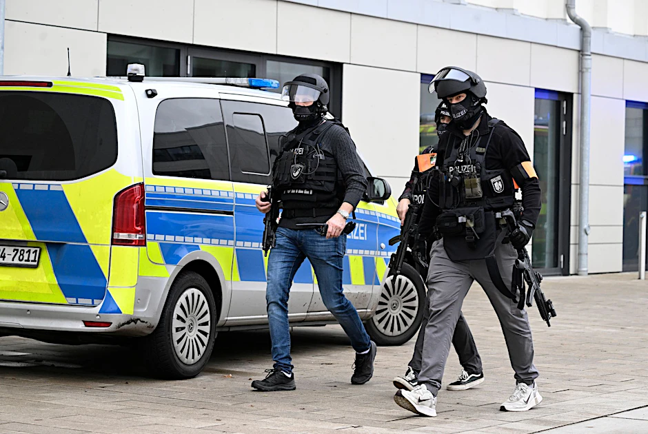 ARCHIV - Polizei im Einsatz an dem Wuppertaler Gymnasium (Archivbild).  