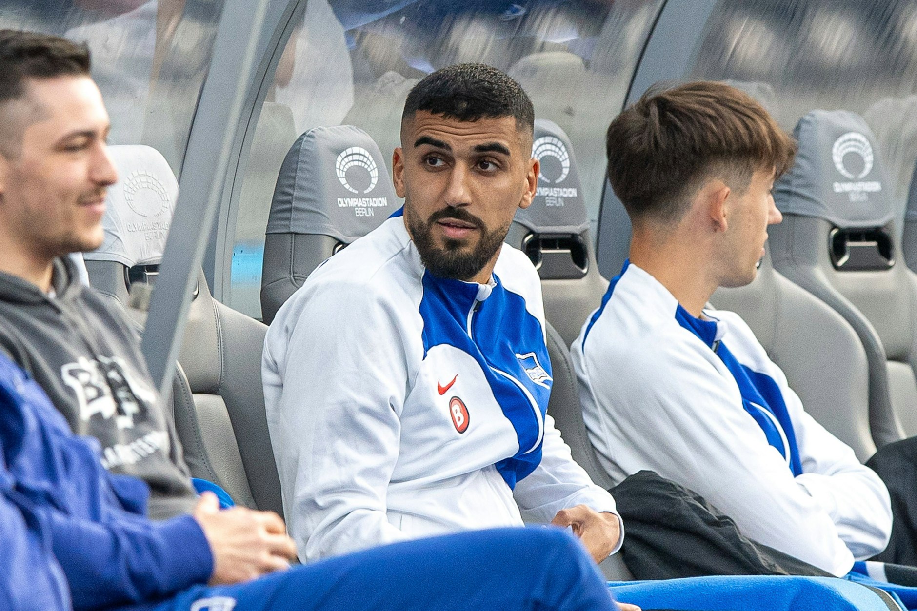Aymen Barkok (25) braucht nur noch einen Startelfeinsatz, um bei Hertha BSC einen neuen Vertrag zu bekommen. Gegen Hannover schaute er zu.&nbsp;