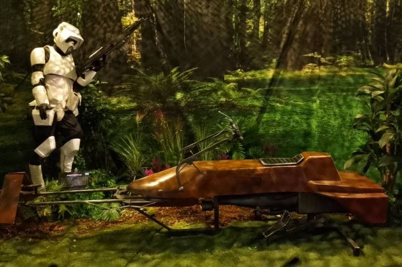 Ein imperiales SPEEDER BIKE: Nehmt hier Platz für eine Selfie!