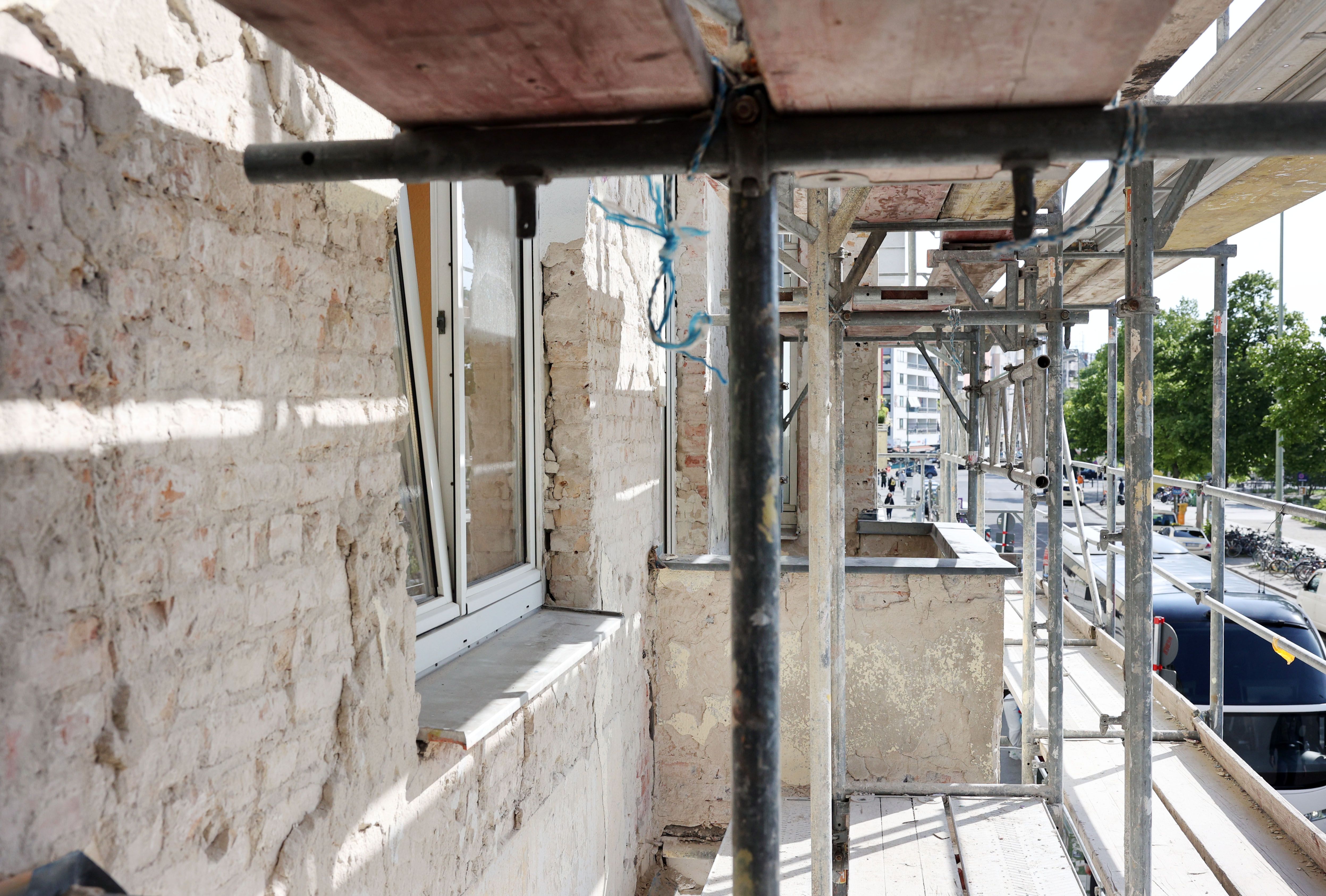 „Happy Go Lucky“-Hostel in Charlottenburg: Bezirk entfernt komplette Fassade – großes Entsetzen in Berlin