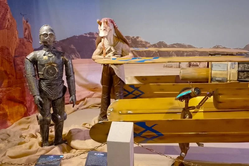 <em>Jar Jar Binks</em> ist einer der wohl umstrittensten Charaktere der Star Wars-Hexalogie. Mit seinem albernen Auftreten und absurder Komik steht er in einem scharfen Kontrast zum eher trockenen Humor des Droiden C-3PO.