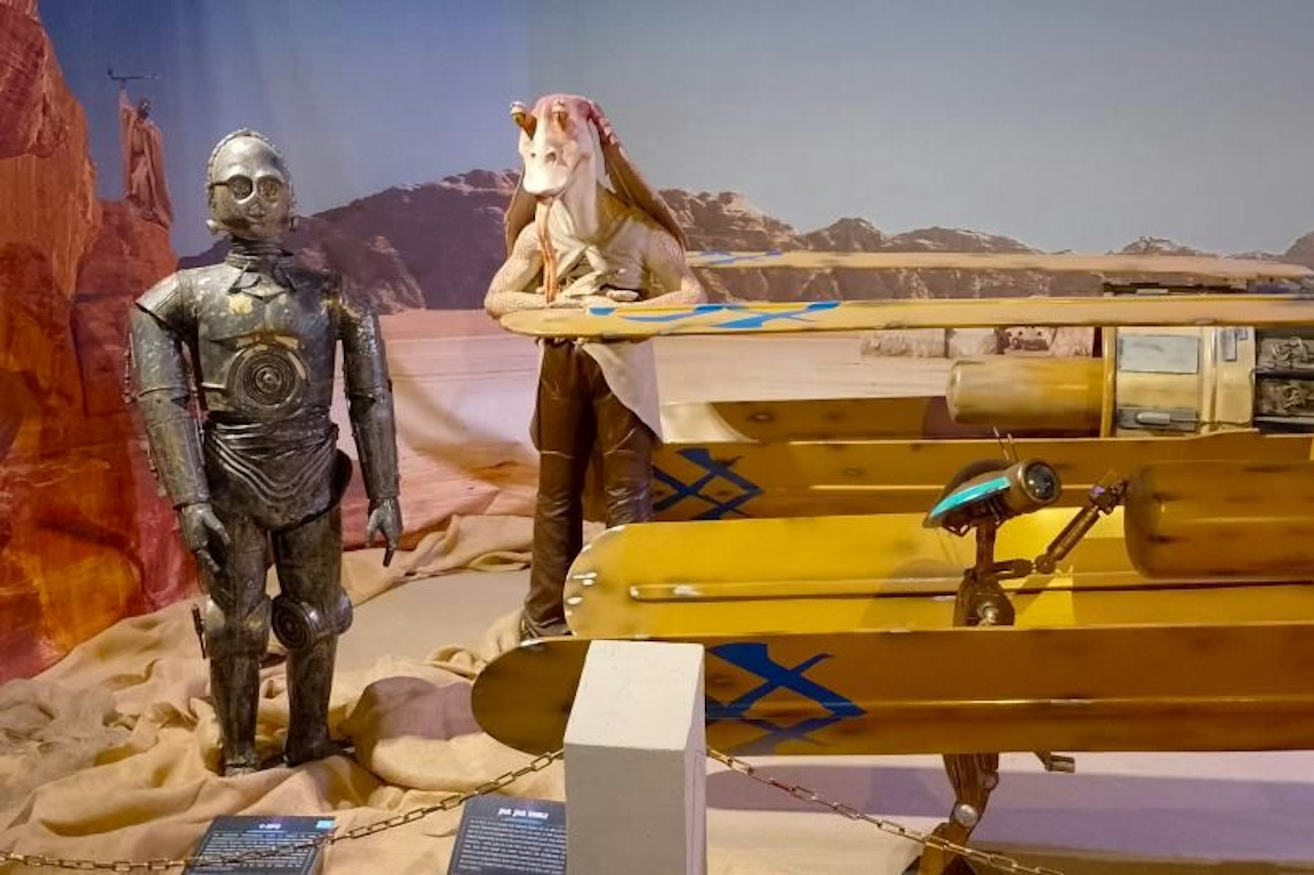 <em>Jar Jar Binks</em> ist einer der wohl umstrittensten Charaktere der Star Wars-Hexalogie. Mit seinem albernen Auftreten und absurder Komik steht er in einem scharfen Kontrast zum eher trockenen Humor des Droiden C-3PO.