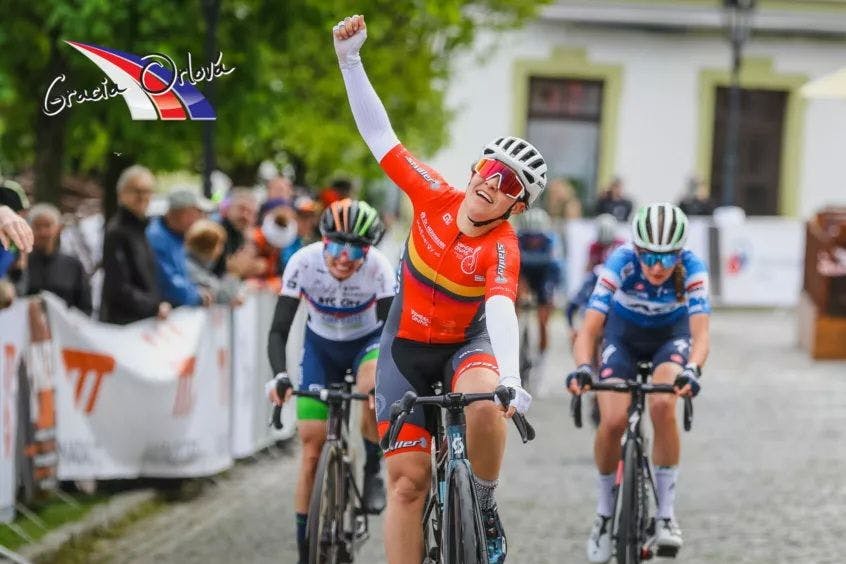 Corinna Lechner reckt die Siegerfaust. Die Fahrerin der Berliner Wheel Divas gewinnt die 1. Etappe der Gracia-Rundfahrt in Tschechien.
