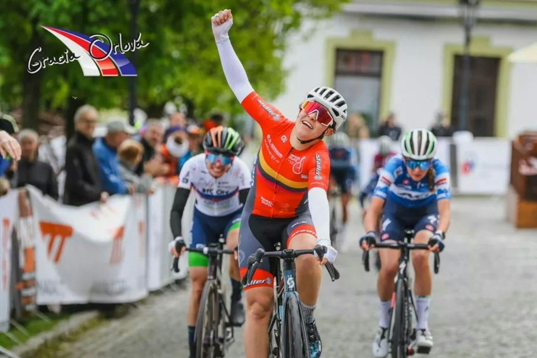Corinna Lechner reckt die Siegerfaust. Die Fahrerin der Berliner Wheel Divas gewinnt die 1. Etappe der Gracia-Rundfahrt in Tschechien.