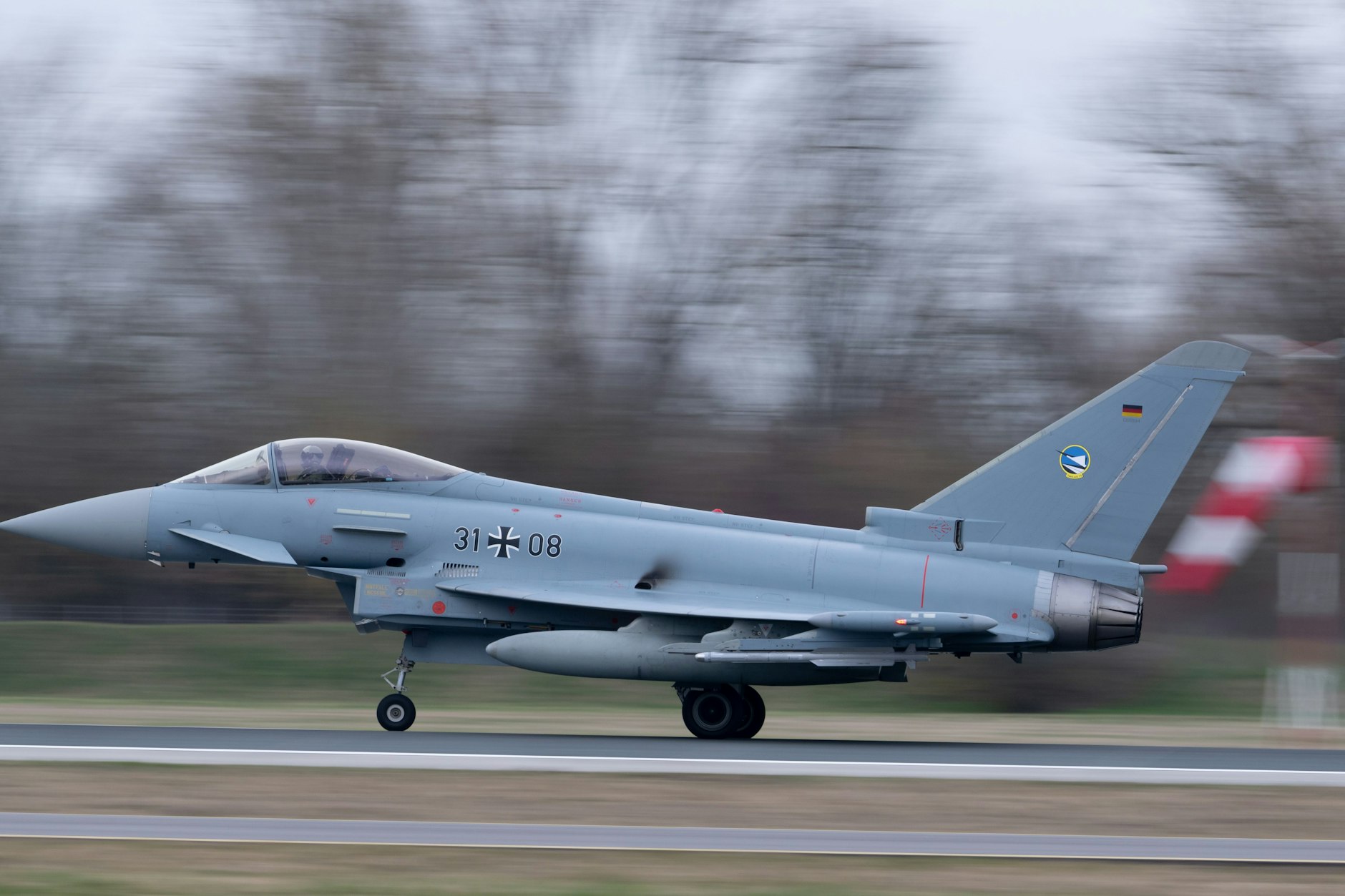 Ein Eurofighter startet während des Verabschiedungsappells des taktischen Luftwaffengeschwaders 74.