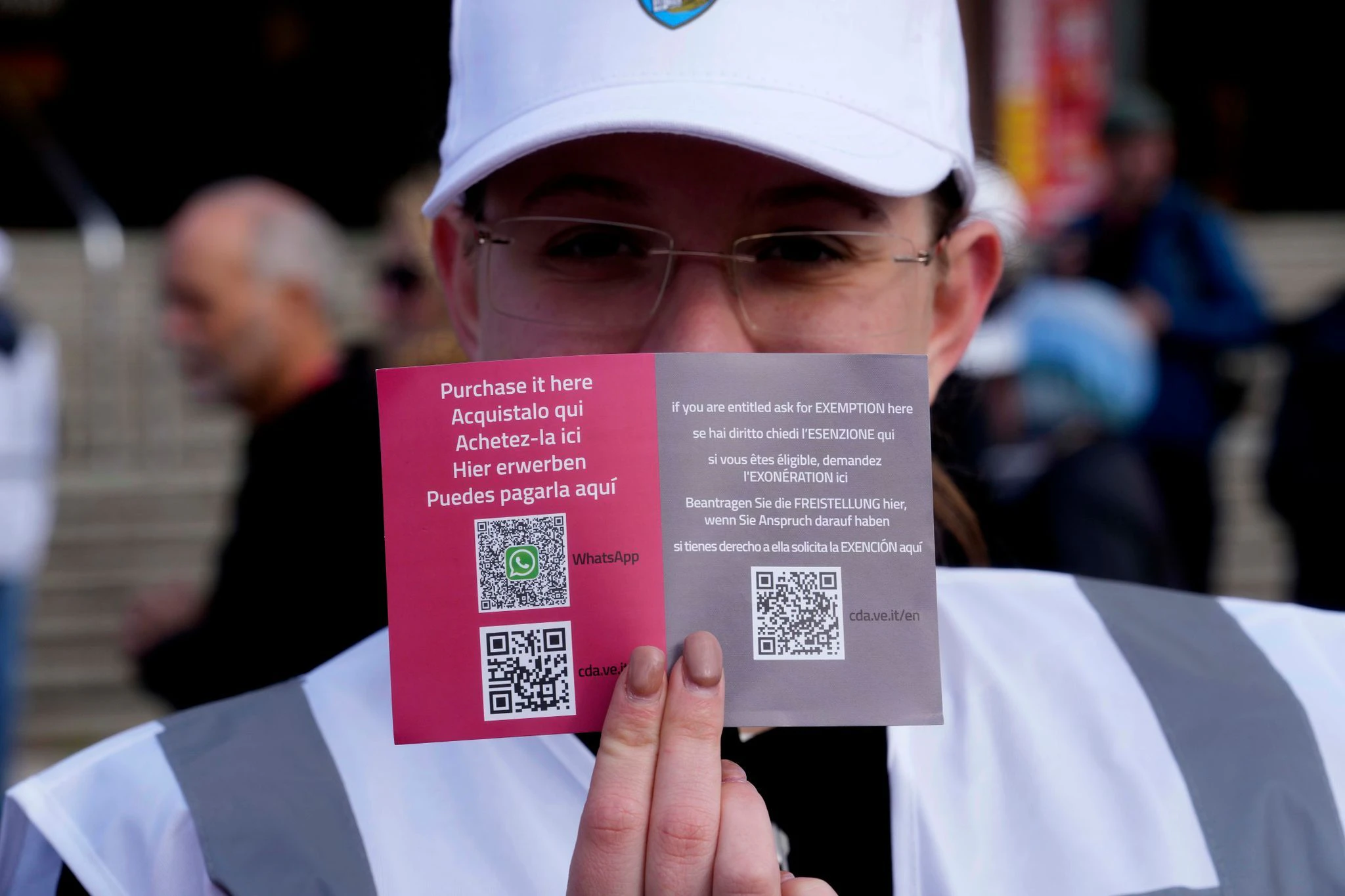 Ein Kontrolleur zeigt den QR-Code-Zugang.  