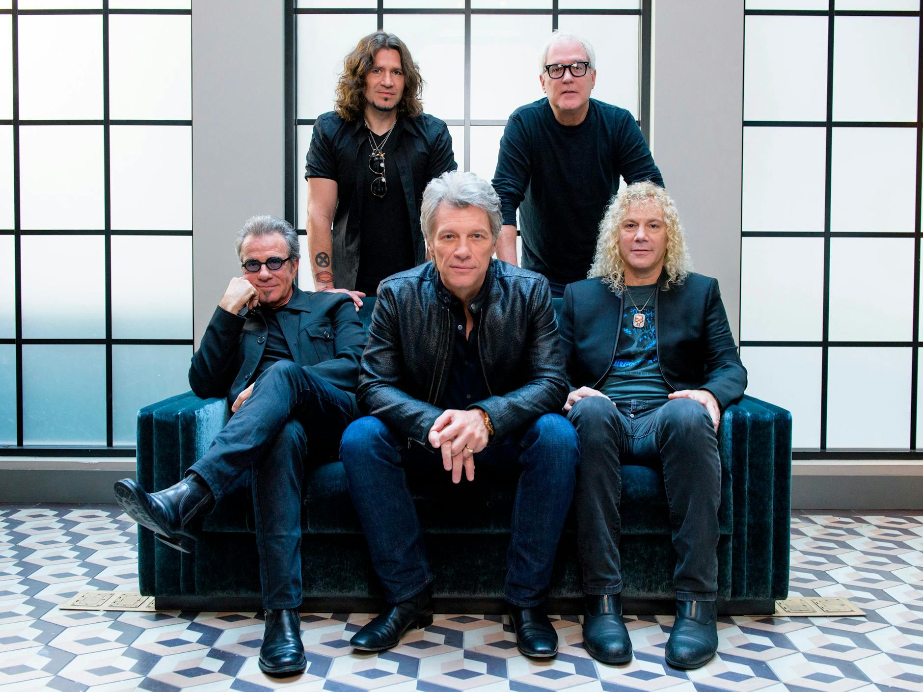 Die Mitglieder der Band Bon Jovi: Tico Torres, Jon Bon Jovi, David Bryan (vorn, v.l.) und Phil X mit Hugh McDonald (hinten, v.l.).