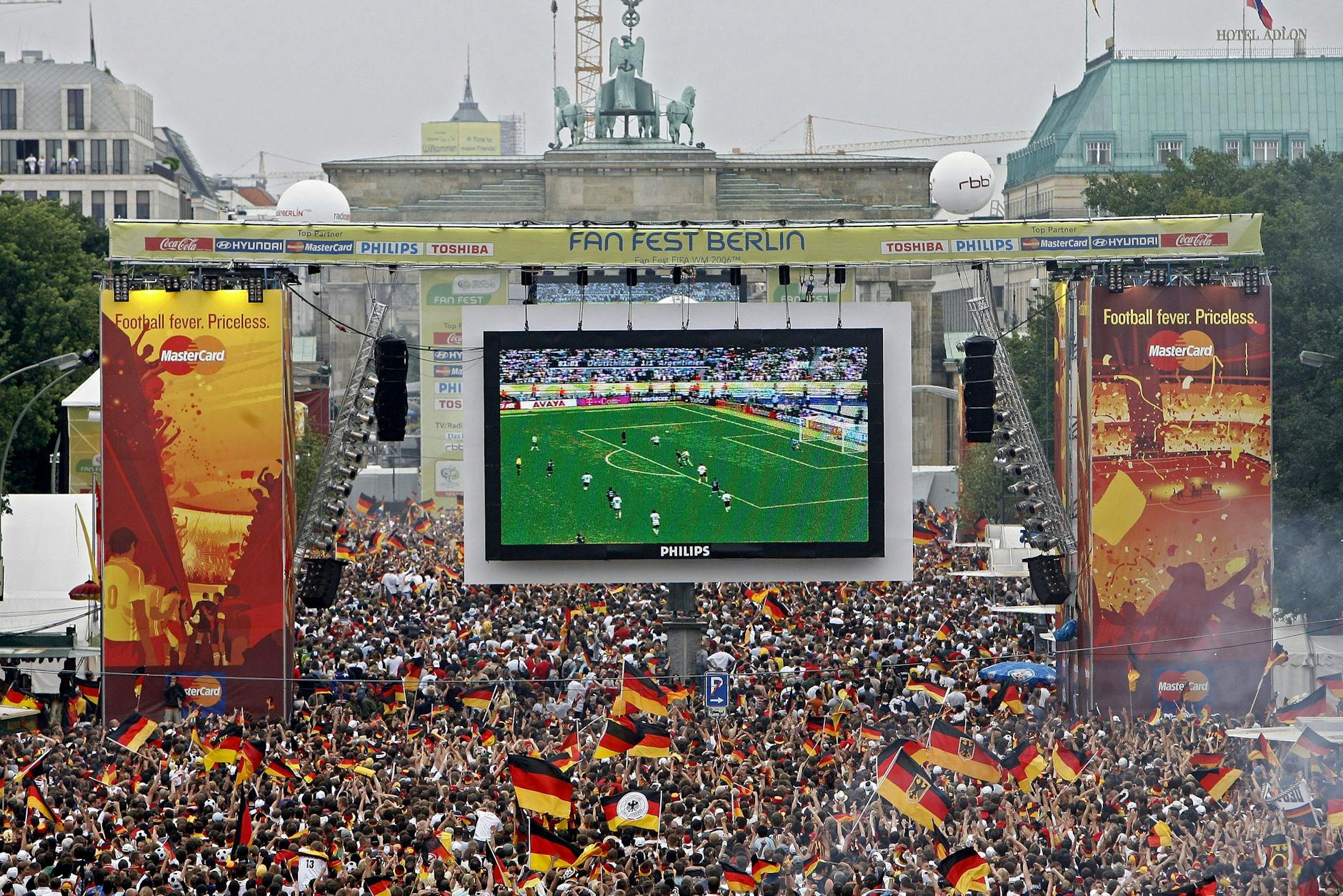Tausende Zuschauer verfolgen auf der Fanmeile am Brandenburger Tor in Berlin das WM-Fußballspiel zwischen Deutschland und Argentinien 2006.