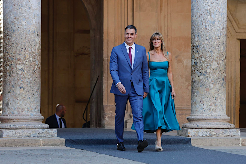 ARCHIV - Spaniens Regierungschef Pedro Sanchez zusammen mit seiner Ehefrau Begona Gomez beim Gipfeltreffen der Europäischen Politischen Gemeinschaft in der Alhambra in Granada.  