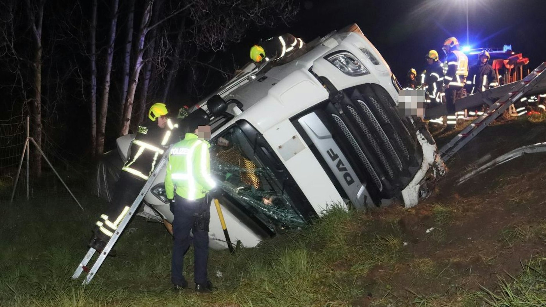 Einsatzkräfte an der Unfallstelle auf der A10.