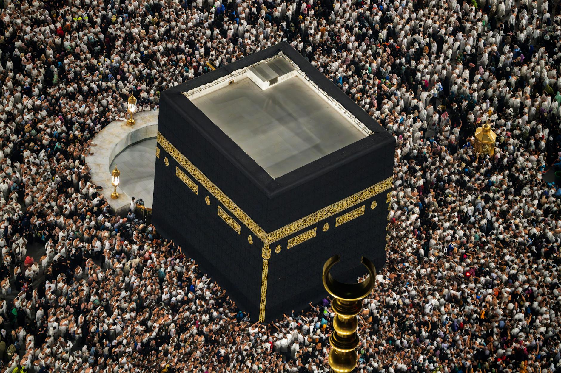 Während des heiligen Monats Ramadan führen Muslime ihre Umrah-Rituale in der Großen Moschee Al Haram in Mekka durch und umrunden die heilige Kaaba.