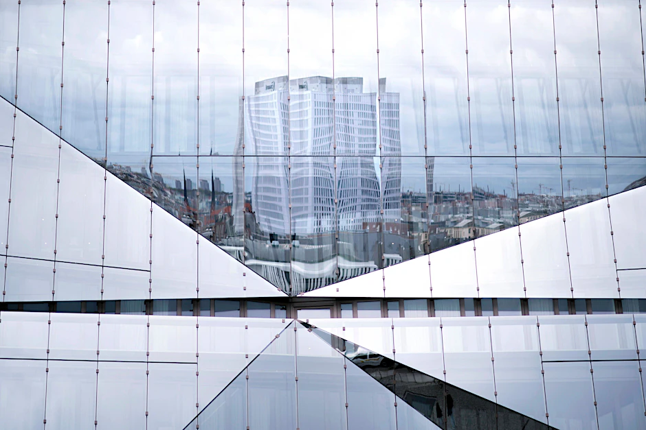 Blick auf das Bettenhaus der Charité in Berlin-Mitte