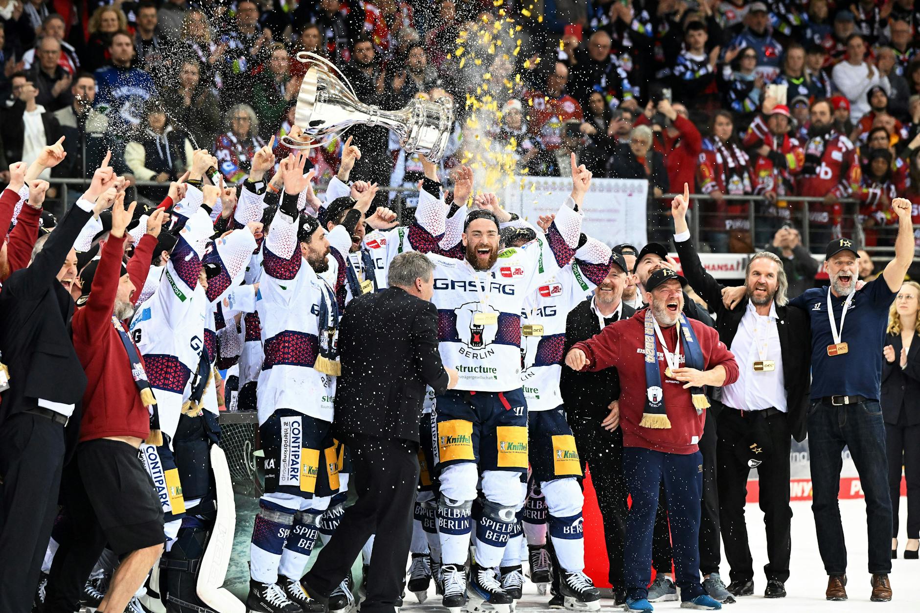 Berlins Eisbären jubeln nach dem 2:0-Sieg mit dem Pokal über die zehnte deutsche Eishockey-Meisterschaft.