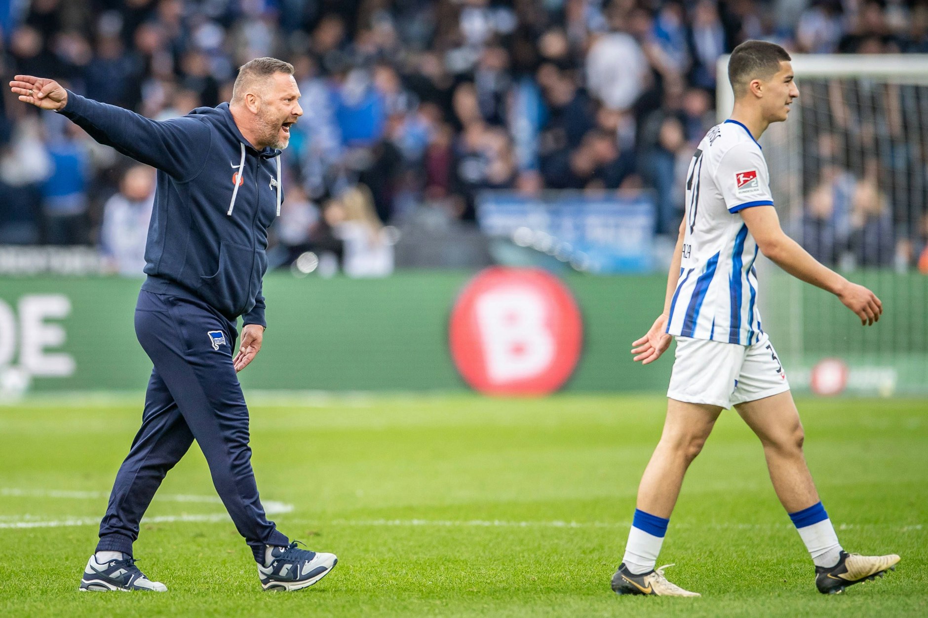 Auf 180: Hertha-Trainer Pal Dardai (48) faltet Mega-Talent Ibrahim Maza (18) in der Halbzeit gegen Hannover zusammen.