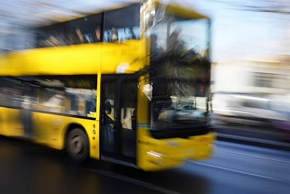 Der Linienbus X34 bei seiner Fahrt durch Berlin. 