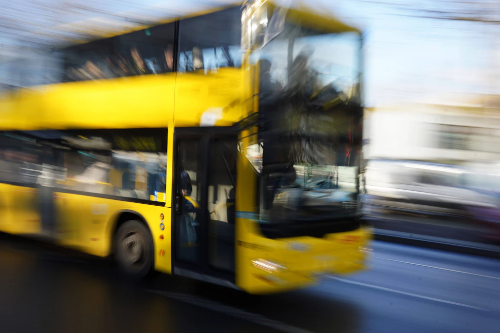 Kladow: Seniorin stürzt an Ampel und wird von Bus X34 überrollt