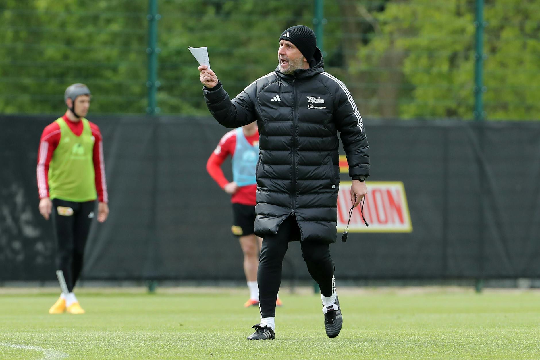 Faltete seine Spieler im Training zusammen, war aber mit deren Reaktion zufrieden: Nenad Bjelica (52), Cheftrainer des 1. FC Union.